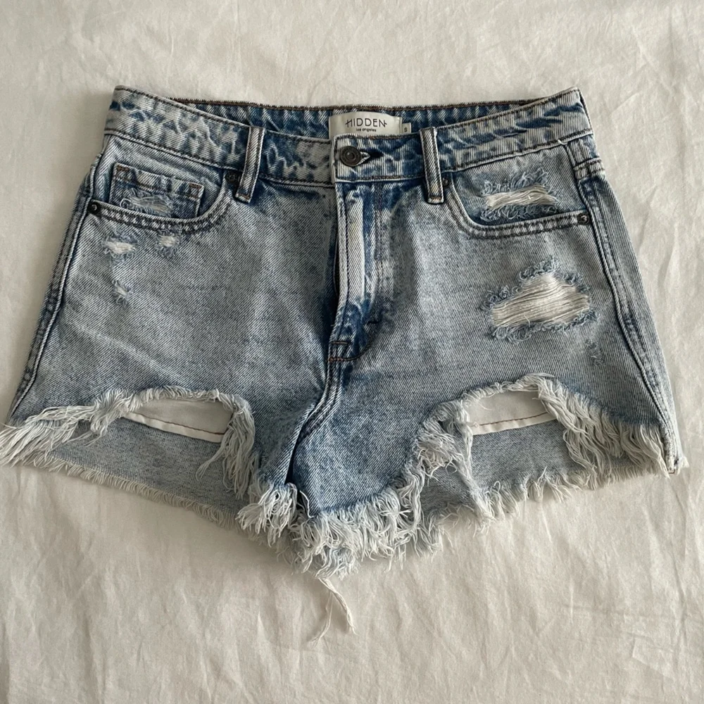 HIDDEN Los Angeles Distressed Denim Shorts - Picture 5 of 7
